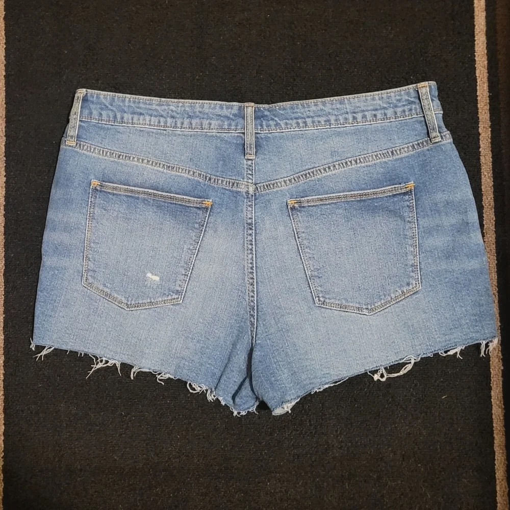 Medium wash high rise shorties - Picture 3 of 10